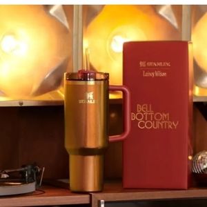 STANLEY X LAINEY WILSON COUNTRY GOLD QUENCHER H2.0 FLOWSTATE™ TUMBLER | 40 OZ
